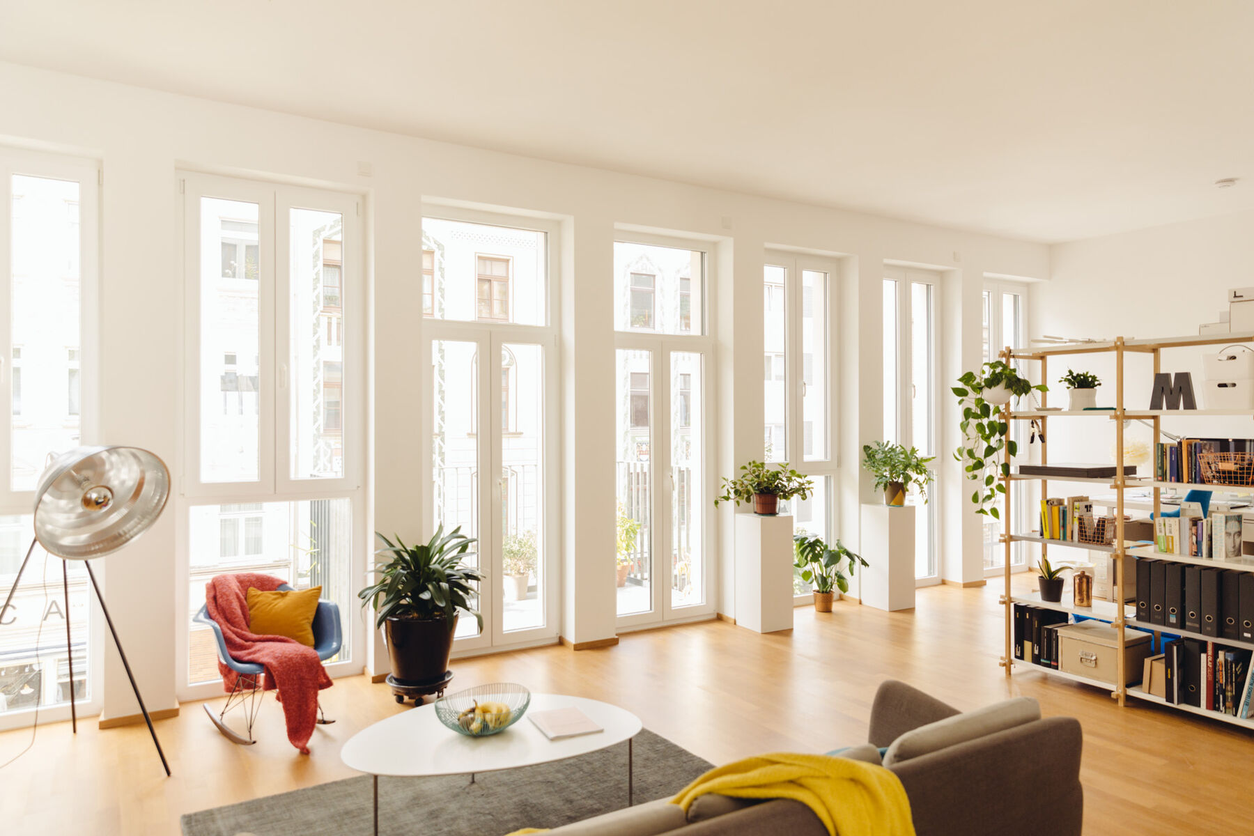 Wohnraum mit hohen Fenstern nach der Sanierung