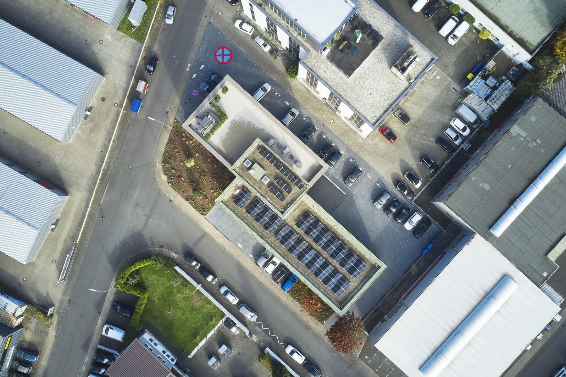 Luftbild: Gebäude mit Photovoltaik auf dem Dach