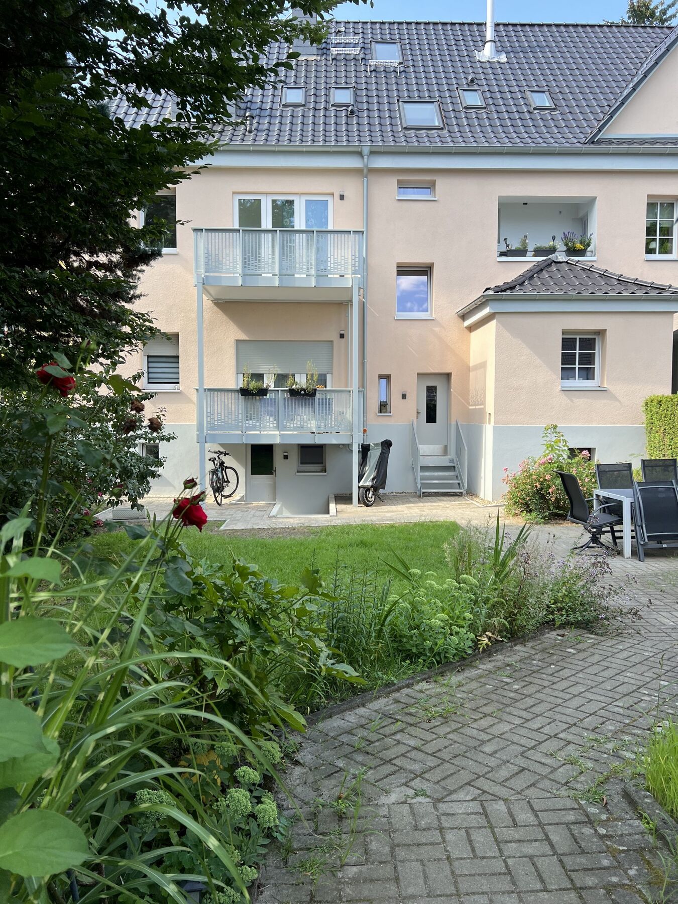 Gartenseite mit Erdgeschosszugängen