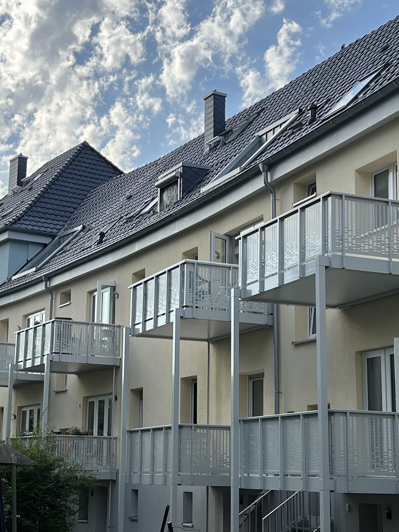 Wohnzeile mit vorgestellten Balkonen