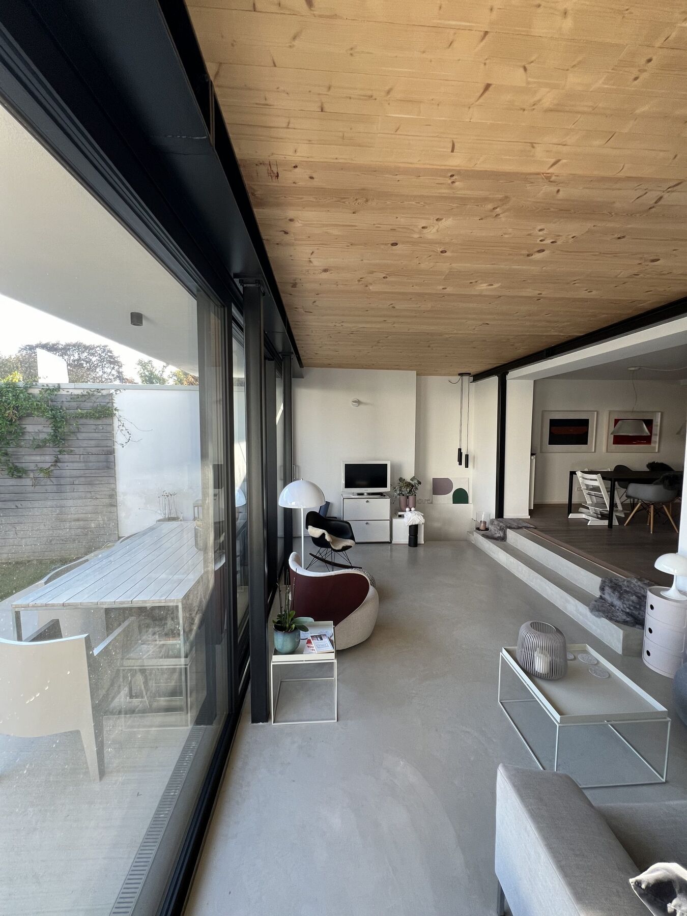 Atelier mit Holzdecke und Glasfront zum Hof