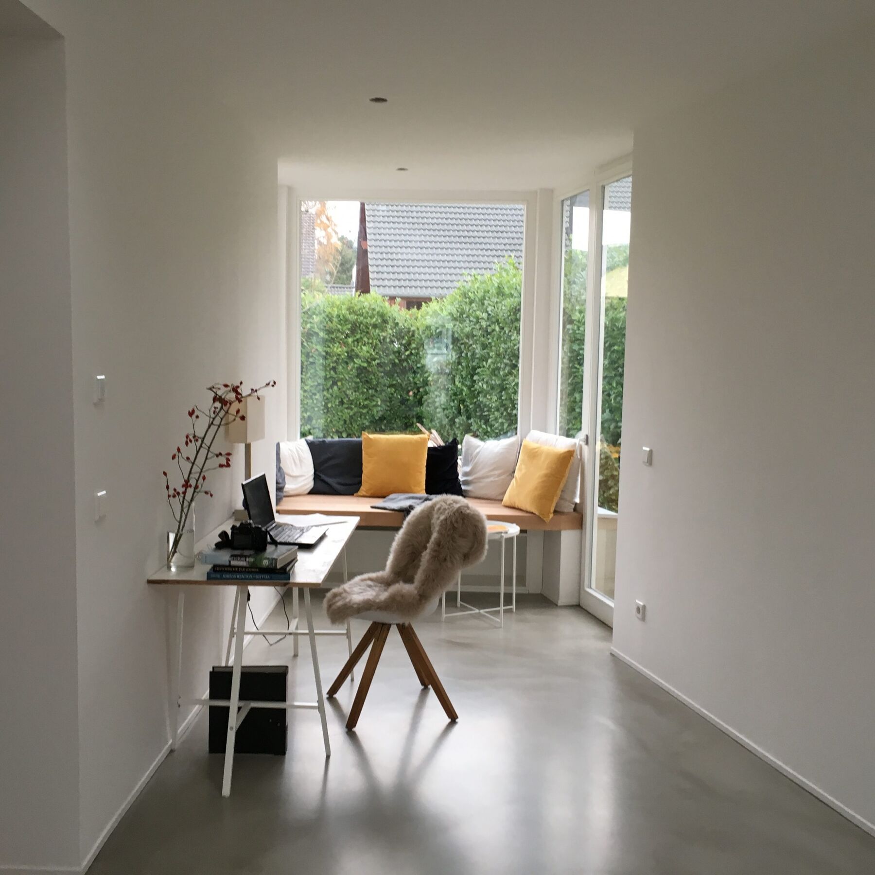 Arbeitsplatz an der raumhohen Fensterbank