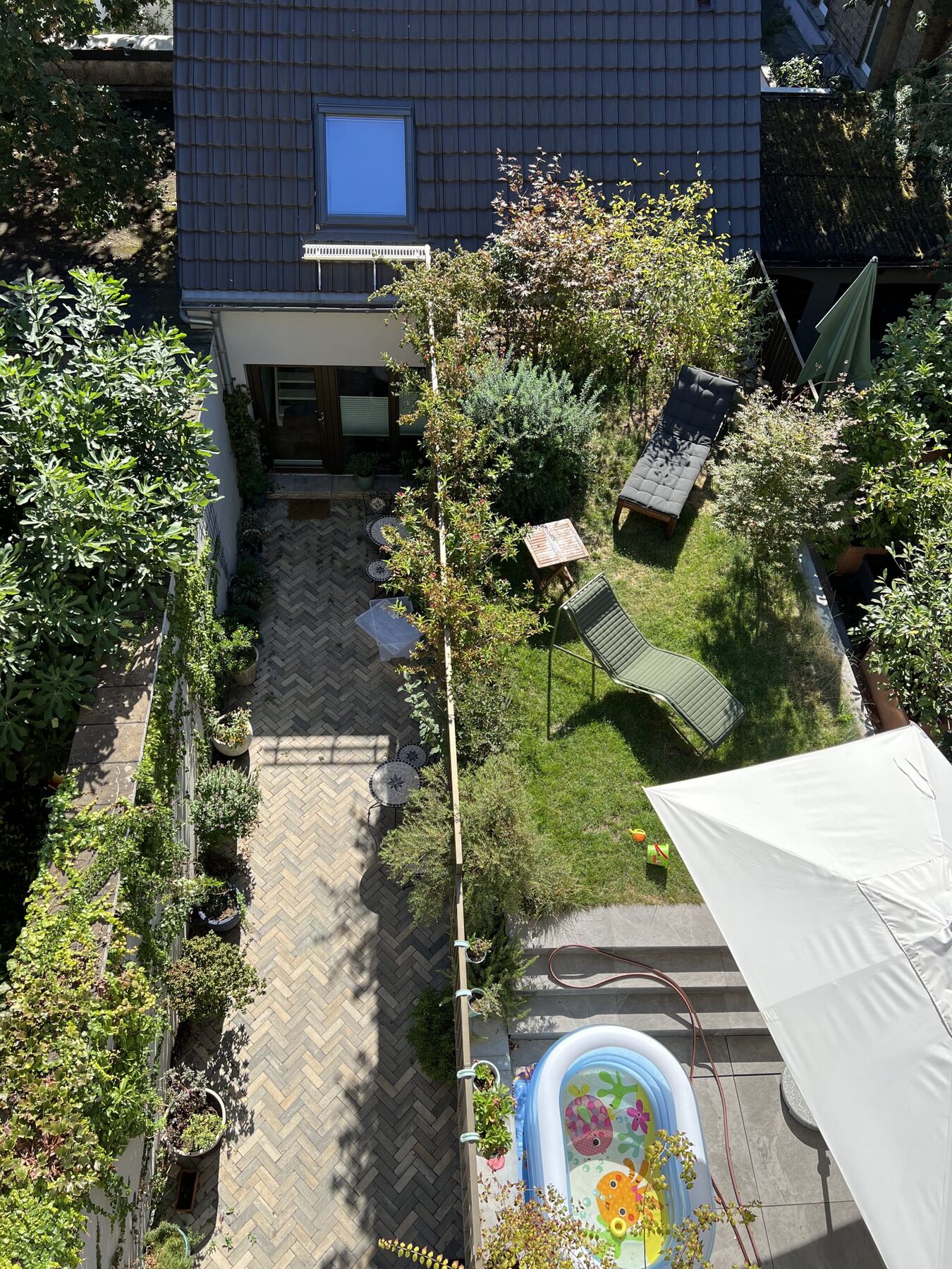 Blick von oben in den begrünten Innenhof