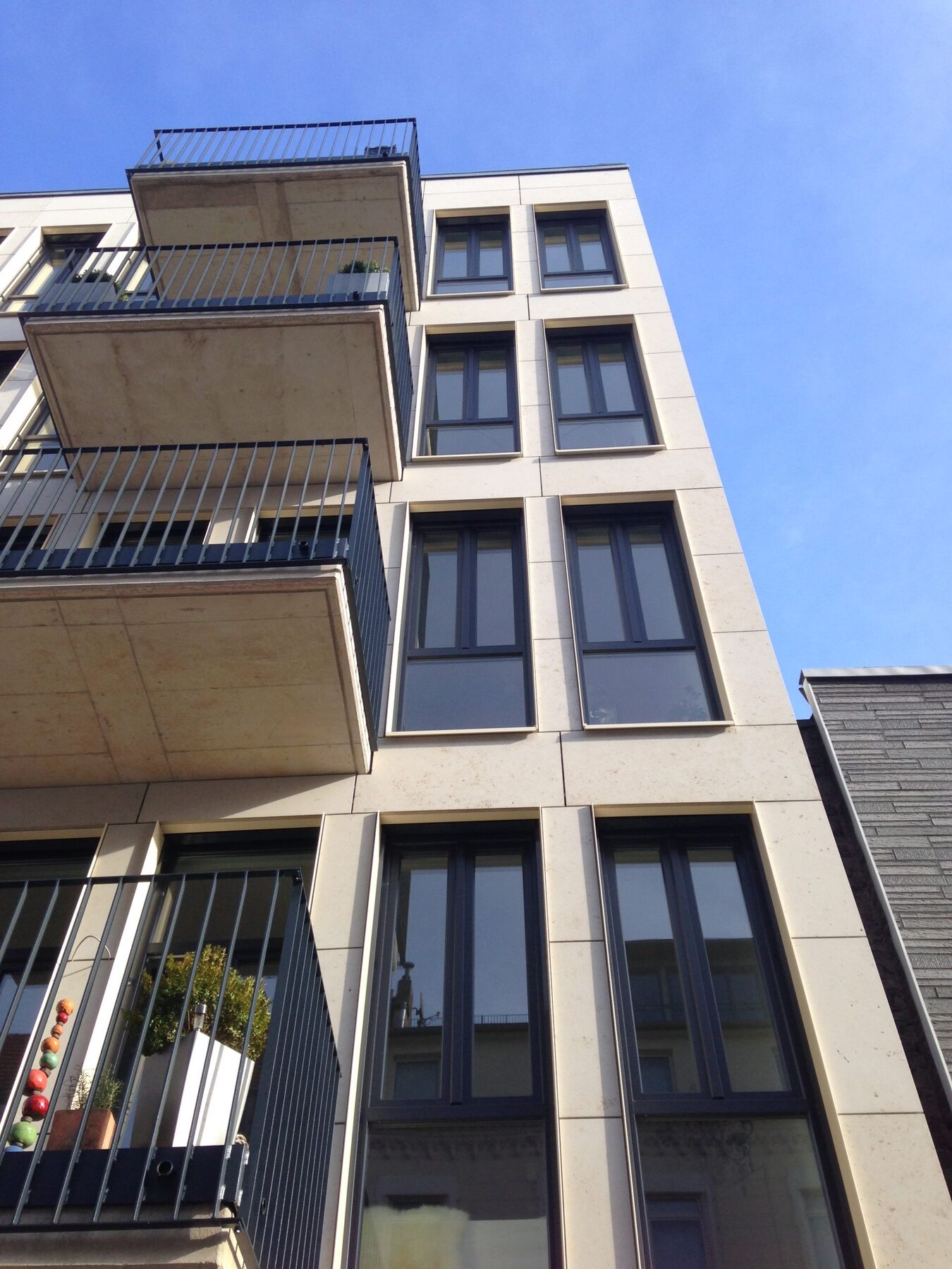 Untersicht der Straßenfassade mit umlaufenden Balkonen