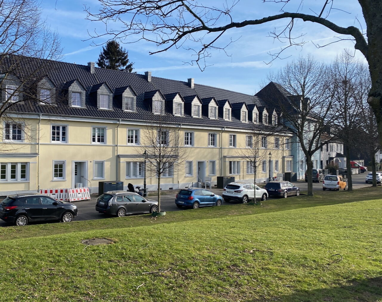 Zeile von der Wiese aus