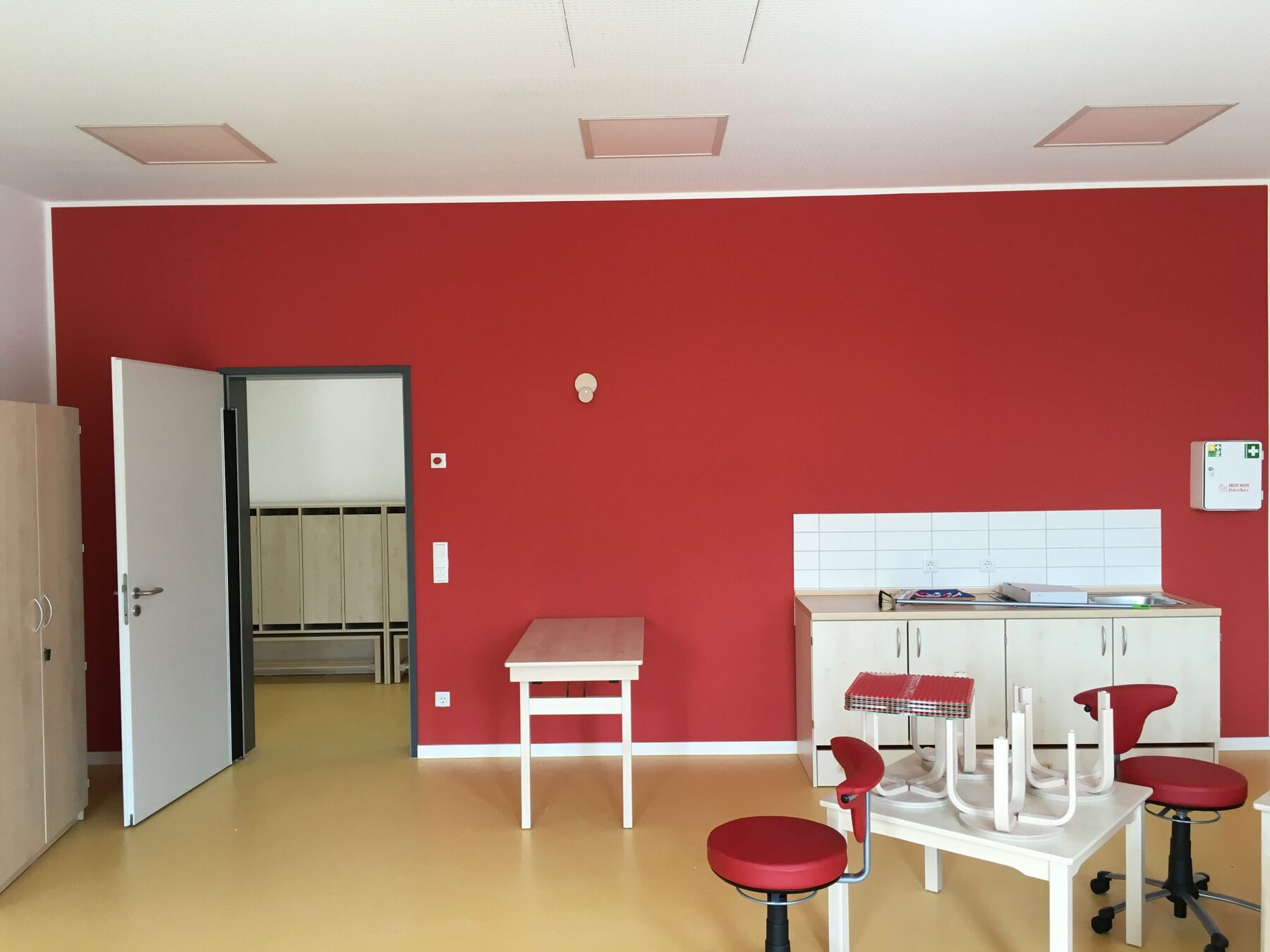 Schulküche mit roter Wand