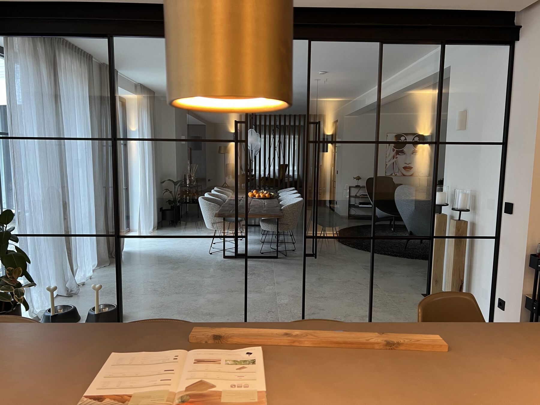 Besprechungsbereich hinter einer Stahl-Glas-Wand