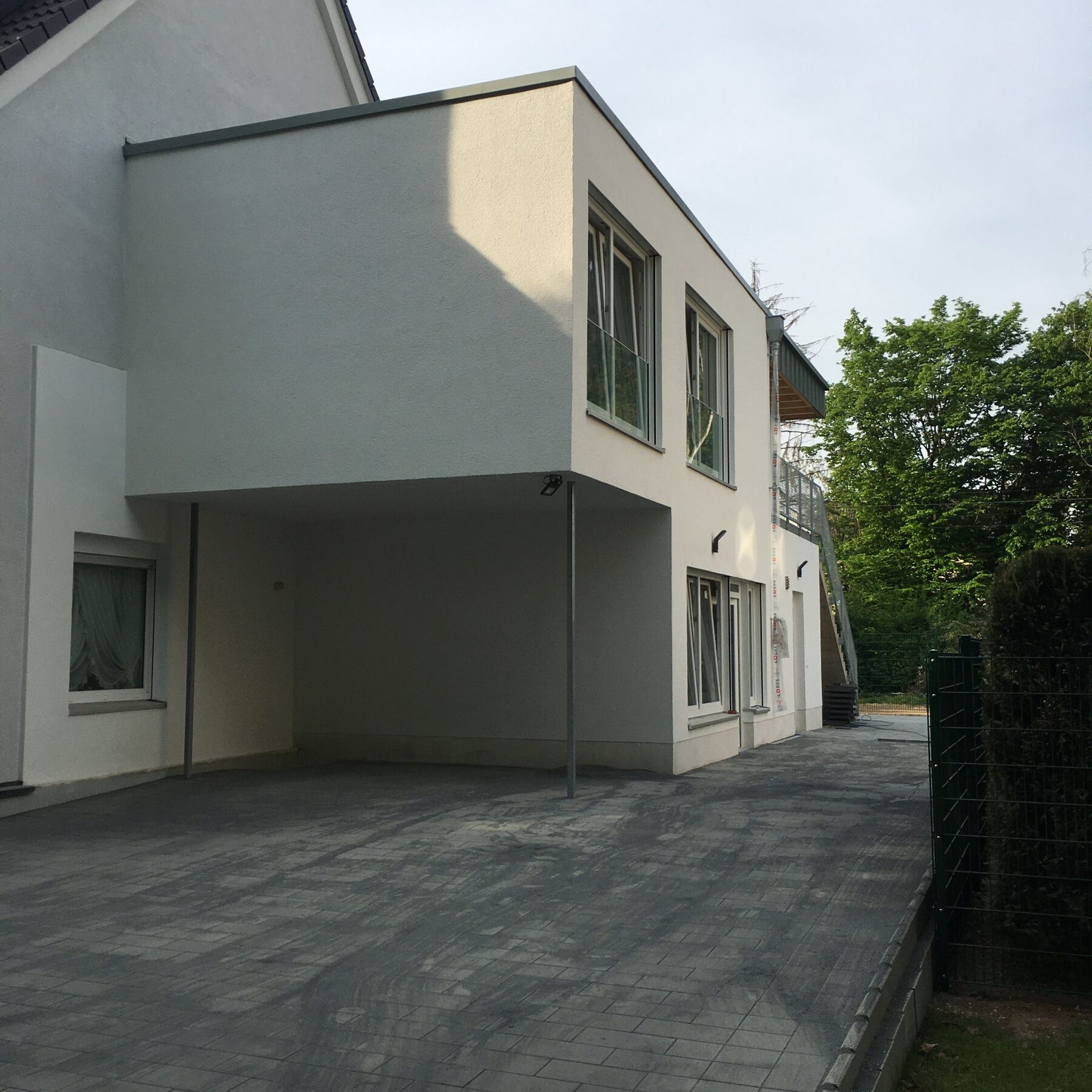 Anbau mit überdachter Zufahrt neben dem Satteldachhaus