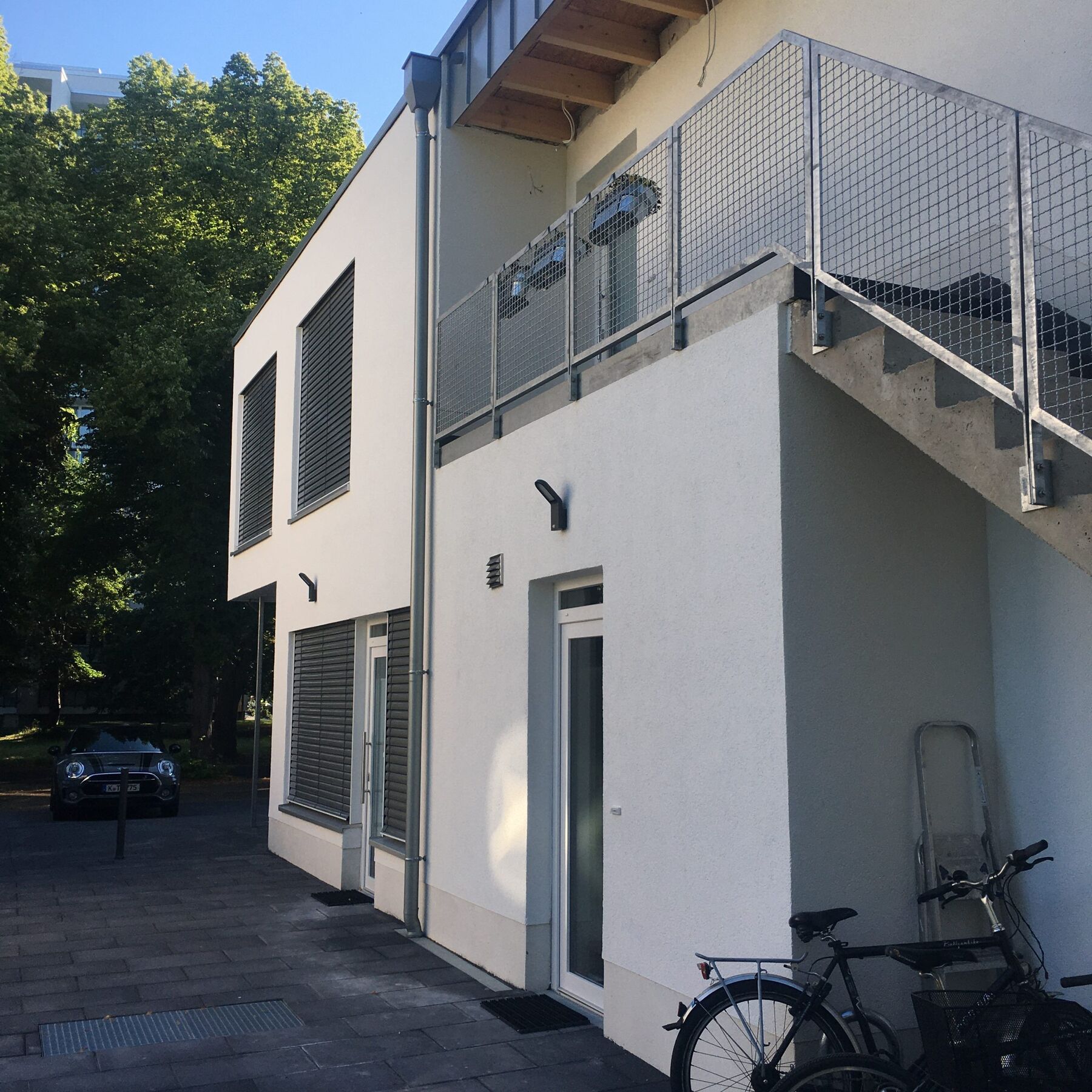 Dachterrasse mit außenliegender Treppe