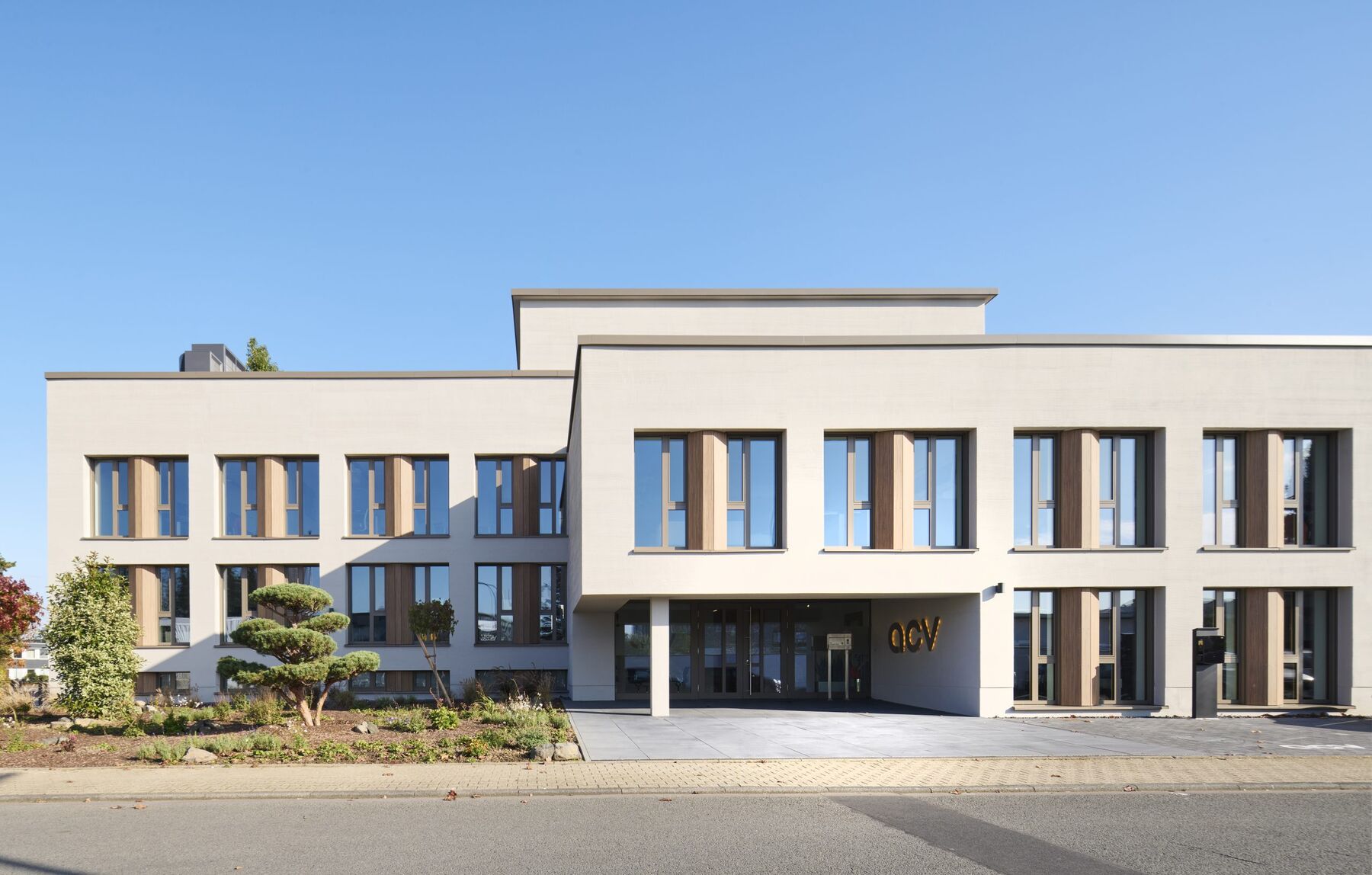 Straßenansicht mit durchlaufendem Fensterband