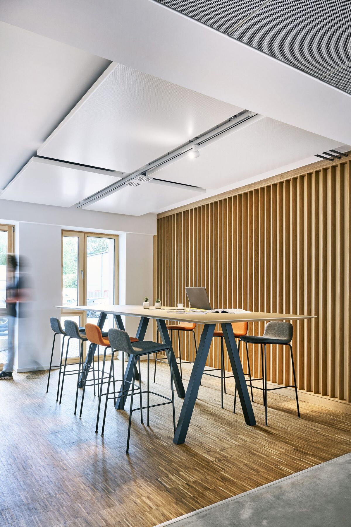 Lernlandschaft hinter einer Holzlamellenwand